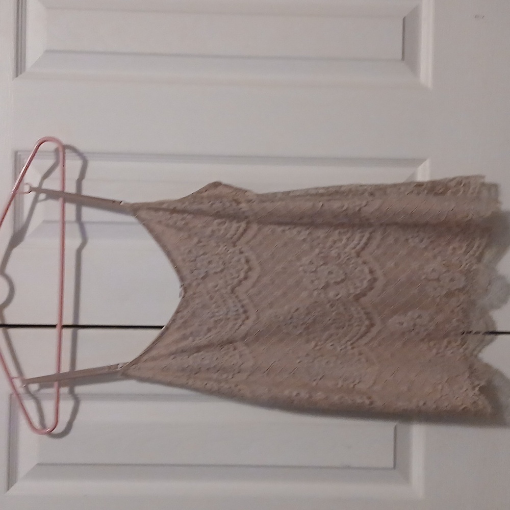 Junior's M, lace tank. Taupe